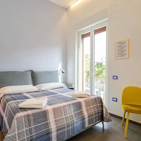 B&B Un Passo Dal Treno Piazza Vittorio Veneto 36-Salerno Station Exterior photo