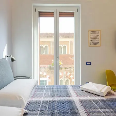 B&B Un Passo Dal Treno Piazza Vittorio Veneto 36-Salerno Station Exterior photo